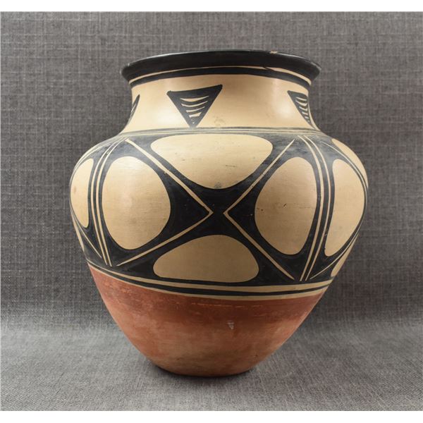 SANTO DOMINGO POTTERY OLLA