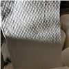 Image 3 : 24 ROLLS OF QUILTED FAST ABSORBING PAPER TOWEL
