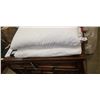 Image 3 : 2 CASPER KING SIZE ORIGINAL PILLOWS