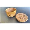 Image 5 : SALISH WOVEN CEDAR BARK LIDDED BASKET APPROX. 4" X 2 1/2"