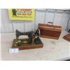 Image 1 : Singer Portable Sewing Machine 