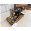 Image 3 : Singer Portable Sewing Machine 