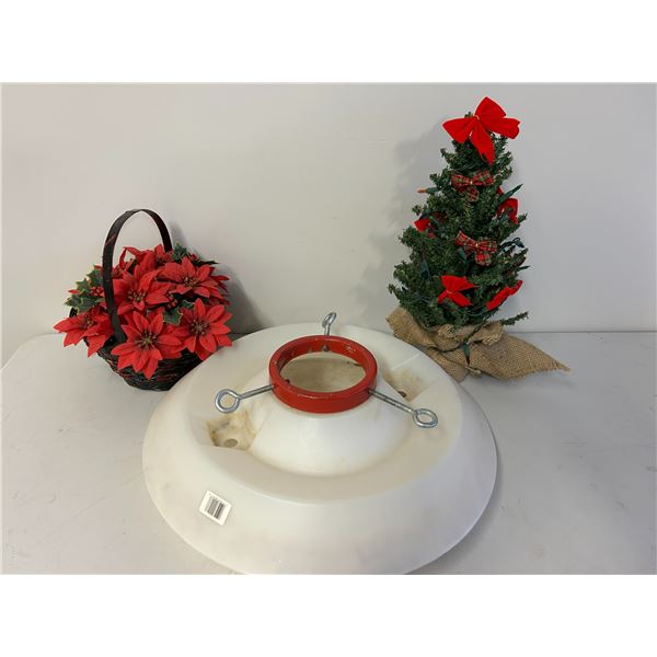 *OFFSITE* Christmas décor – tree has lights (working)