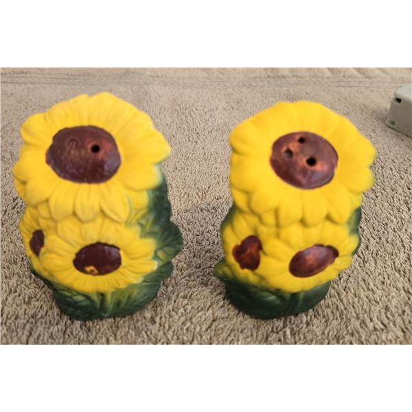 Vintage sunflower salt and pepper shackers
