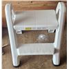 Image 2 : folding step stool
