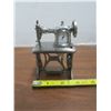 Image 1 : miniature old fashioned sewing machine clock