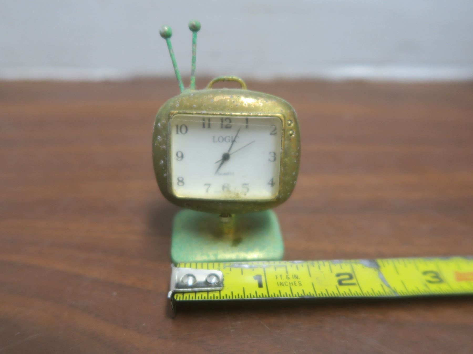 vintage table top mini TV clock - Schmalz Auctions