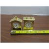 Image 1 : two miniature clocks
