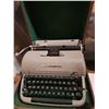 Image 1 : Vintage Remington Quiet Typewriter with case