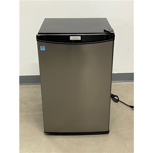 Danby Mini Fridge - Tested quickly and worked Approx: 20.5x20.5 & 32.25"T