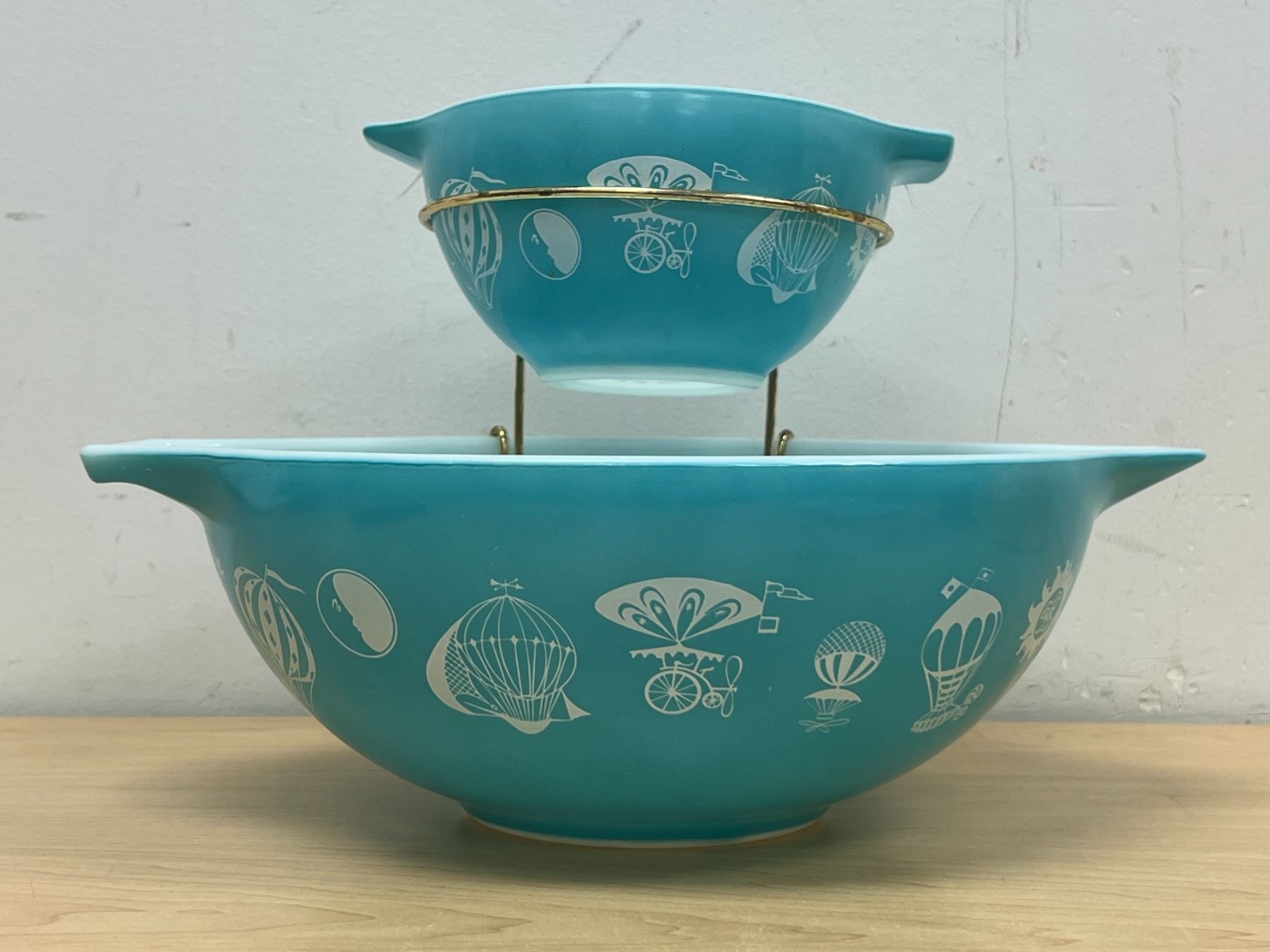 Pyrex Balloons Promotional Chip & Dip Set (4 Qt & 1.5 Pt bowls)