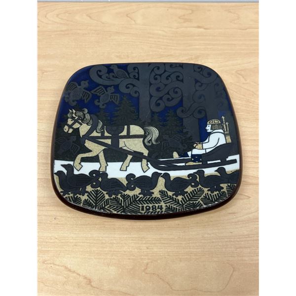 1984 Arabia Finland Raija Uosikkinen Annual Platter 8" see photos