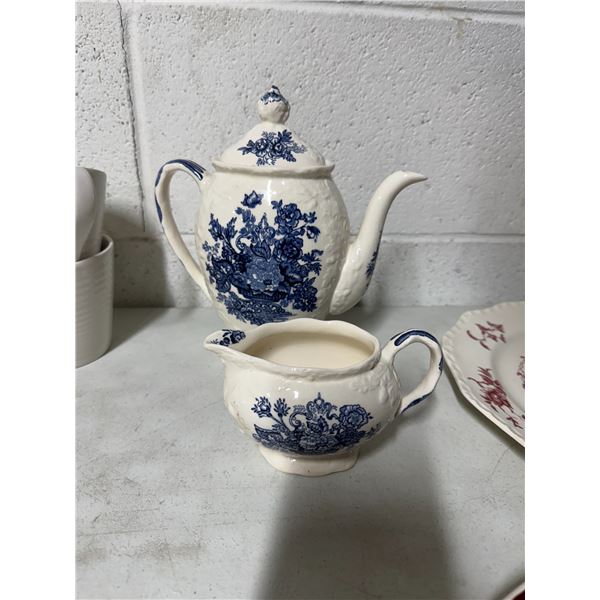 Mason's ascot  on Oak, tea pot  and creamer