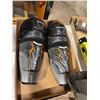 Image 1 : Bauer  shinguards, junior size 10
