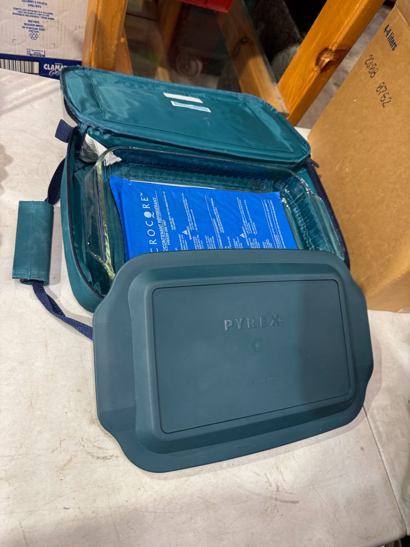 Pyrex Case Pyrex baking dishes in Carry case