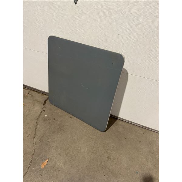 Folding table