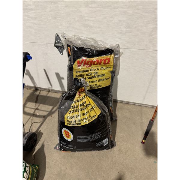 Premium black mulch