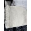 Image 2 : Assorted bedding and pillows
