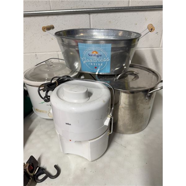 Stock, pot, crockpot, and other kitchen items