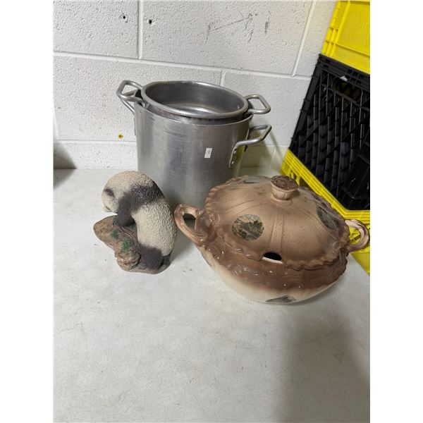 Pots soup train and panda decor