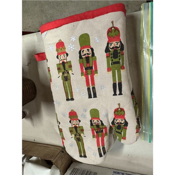 Nutcracker oven mitts