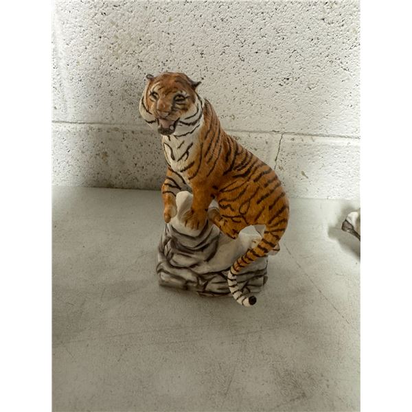 Porcelain great cats of the world Siberian tiger