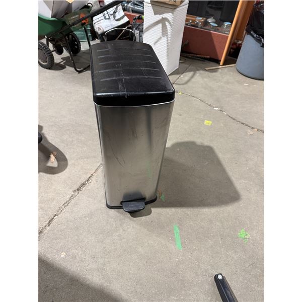 Step garbage can