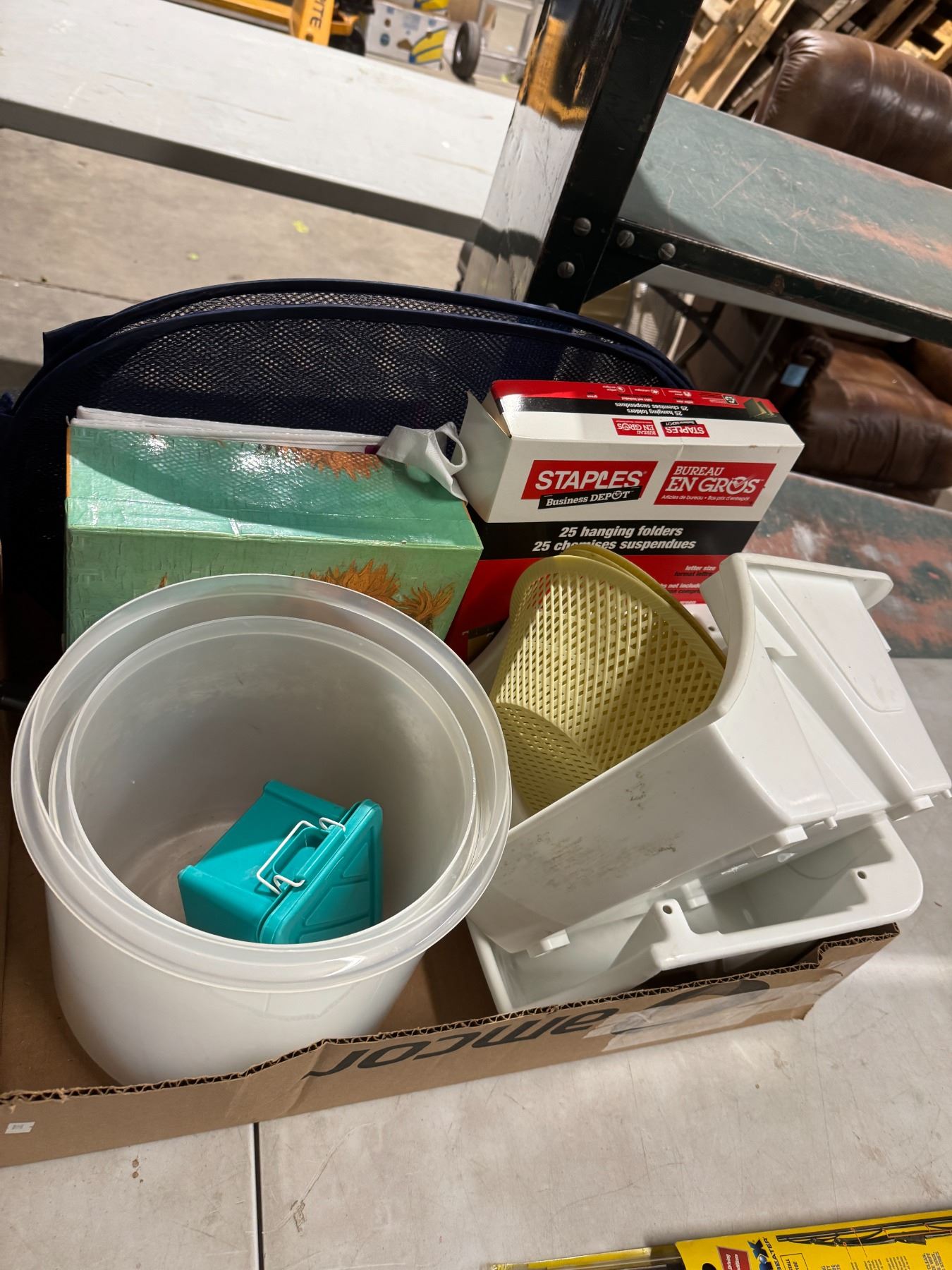 Assorted kitchen items