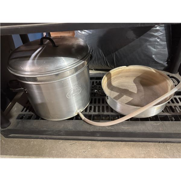 Distilling pot
