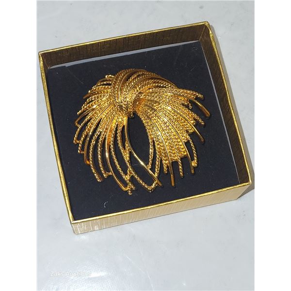 Vintage Signed Modernist Mirador Monet Goldtone Large Brooch from the 1960s