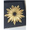 Image 2 : Vintage Signed Avon Matte Satin Textured Goldton Starburst Brooch