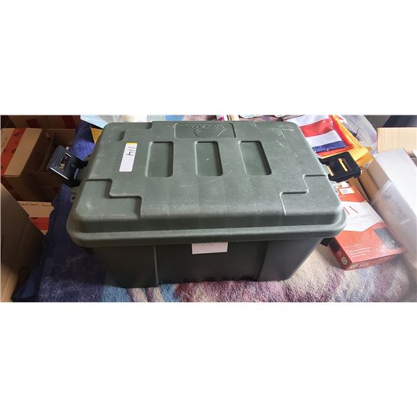 TOTE WITH CAMO CLOTHING ECT