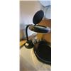 Image 2 : MAGNIFYING LAMP AND 2 CAST IRON PANS