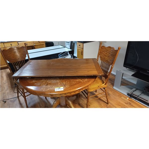 OAK TABLE C/W LEAF, 2 CAPTAINS AND 4 NO ARM OAK CHAIRS TABLE TOP IS FADED AND NEED REOILED