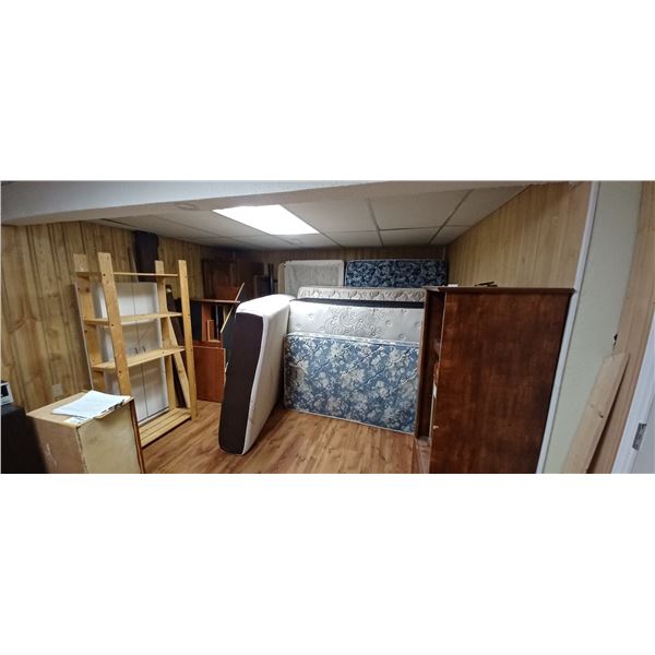 REMAINING CONTENS OF THE ROOM INCL VARIOUS MATRESS SETS,APPLIANCES AND FURNITURE