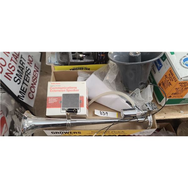 SPEAKER AND TWO HORNS