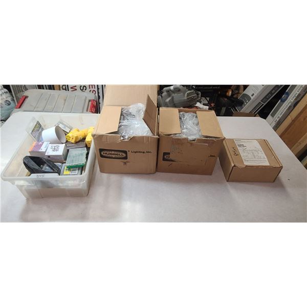 FOUR BOXES OF MISC ELECTRICAL SUPPLIES AND TWO YARD LIGHTS - SIEMENS 192-850 RETRO STAT