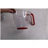 Image 5 : (4) Measuring Cups - Largest 8 Cups (2 L) Smallest 2 Cups (500ml) - 3 are Anchor Hocking and 1 Betty