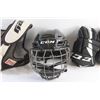 Image 4 : Kids CCM Hockey Shoulder Pads, Helmet and Gloves