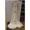 Image 2 : *Essence of Australia Wedding Dress with Sleeves and Train Approx. 16.5" Waist