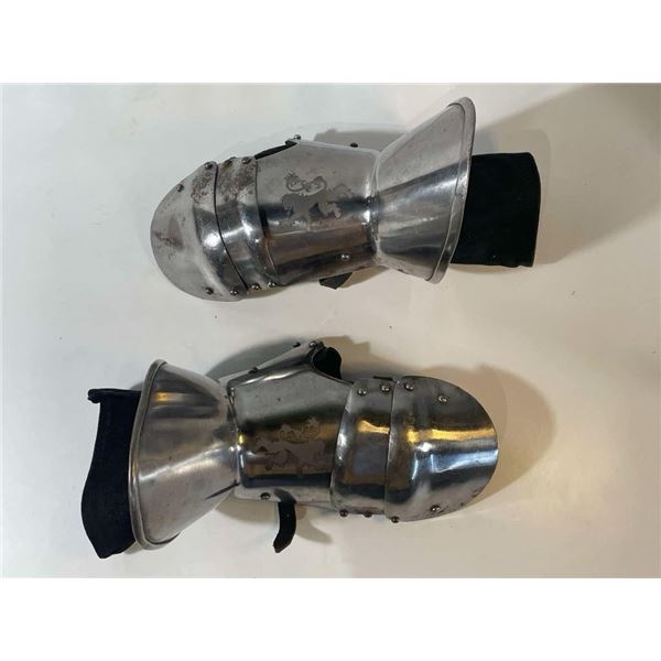 Game of Thrones (2011-2019) - Set of Two Metal Lanister Gantlets