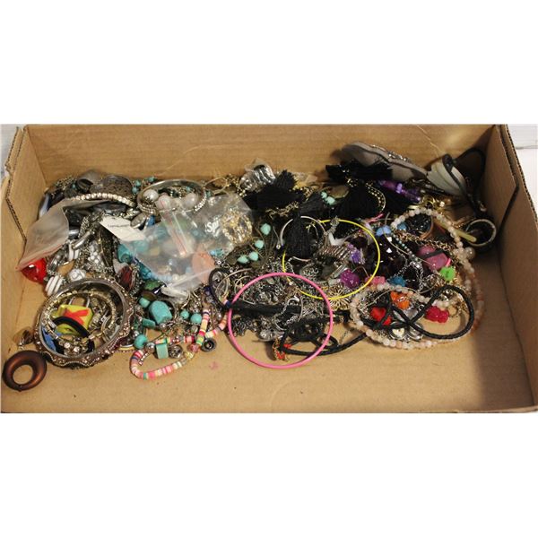FLAT OF MISC JEWLERY
