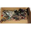 Image 1 : FLAT OF MISC JEWLERY