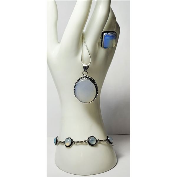 20)  SUITE OF NATURAL OPALINE JEWELERY INCLUDING