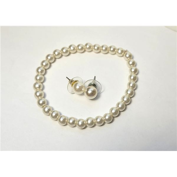 25)  WHITE PEARL STRETCHY BRACELET WITH