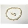 Image 1 : 25)  WHITE PEARL STRETCHY BRACELET WITH
