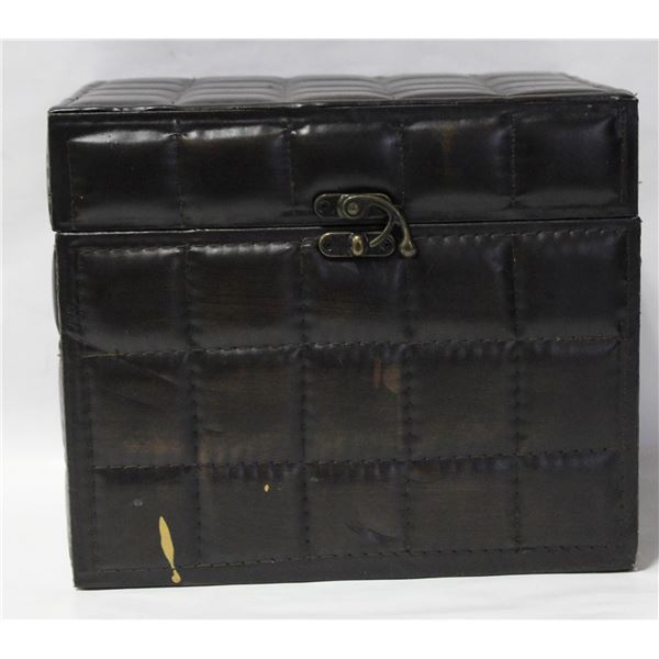SMALL SQUARE PADDED STORAGE TRUNK