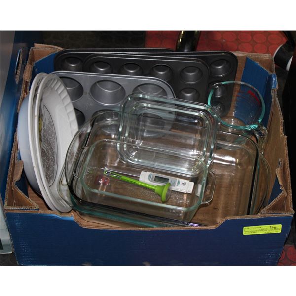 BOX WITH BAKEWARE INCL. PYREX BAKEWARE,