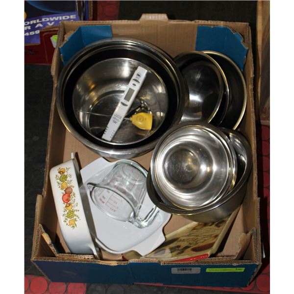 BOX FULL OF BAKEWARE INCL. 7 STAINLESS STEEL