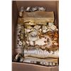 Image 1 : LARGE ASSORTMENT GOLD TONE CERAMIC DECORE